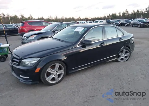 2011 Mercedes-Benz C 300 Luxury 4Matic/Sport 4Matic z USA, uszkodzony, nr VIN WDDGF8BB8BR179273